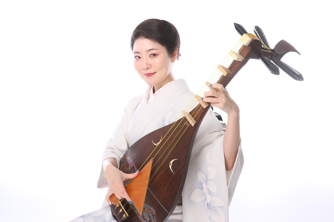 手の形ひとつ、撥の角度ひとつが、音を決めます